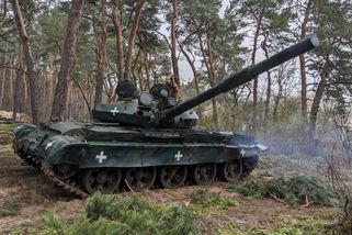 Video: Ukrajinci rozstříleli skupinu ruských vojáků tankem z několika metrů. Zbylí se raději vzdali a nechali zajmout